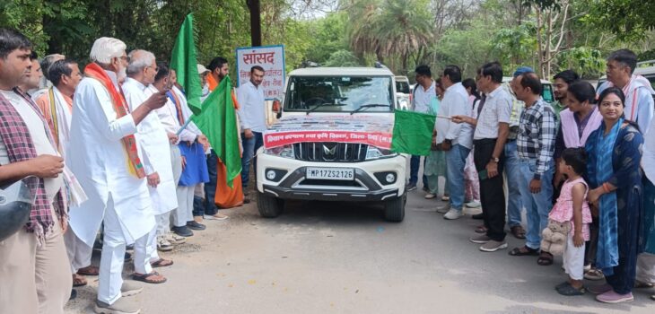 कृषक कल्याण वर्ष के तहत कृषि रथों को दिखाई गई हरी झंडी