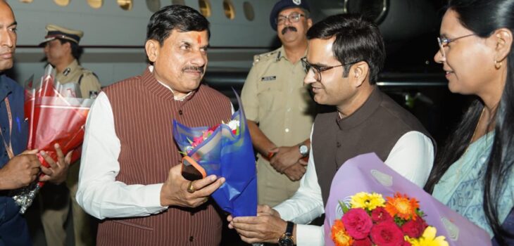 मुख्यमंत्री डॉ. यादव का रीवा एयरपोर्ट पहुंचने पर किया गया आत्मीय स्वागत