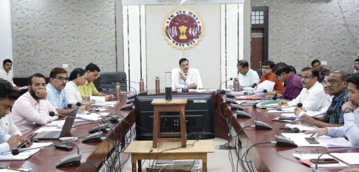 कमिश्नर ने विभिन्न विभागों की समीक्षा बैठक में दिए निर्देश