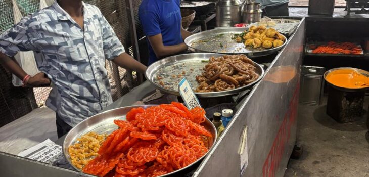 मिलावट से मुक्ति अभियान: सेमरिया में एक्सपायरी डेट की कोल्ड ड्रिंक्स जब्त