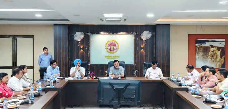 खेत तालाब का निर्माण कार्य 45 दिन में पूरा कराएं – कमिश्नर