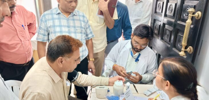 सभी अधिकारियों एवं कर्मचारियों को हेल्थ चेकअप अनिवार्य रूप से कराना चाहिए – कमिश्नर
