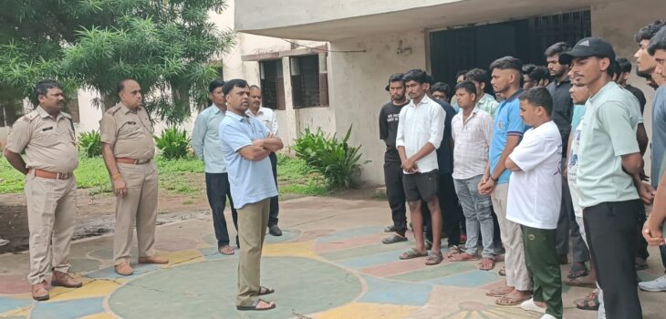 छात्रों के प्रदर्शन की सूचना मिलते ही झिरिया छात्रावास पहुंचे कलेक्टर
