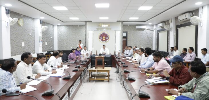 अतिरिक्त संसाधन लगाकर निर्माणाधीन कार्यों को समय पर पूरा कराएं – कमिश्नर श्री शीलेंद्र सिंह
