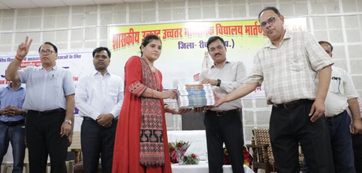शिक्षक स्कूल में प्रार्थना के बाद विद्यार्थियों को कॅरियर मार्गदर्शन दें – कमिश्नर