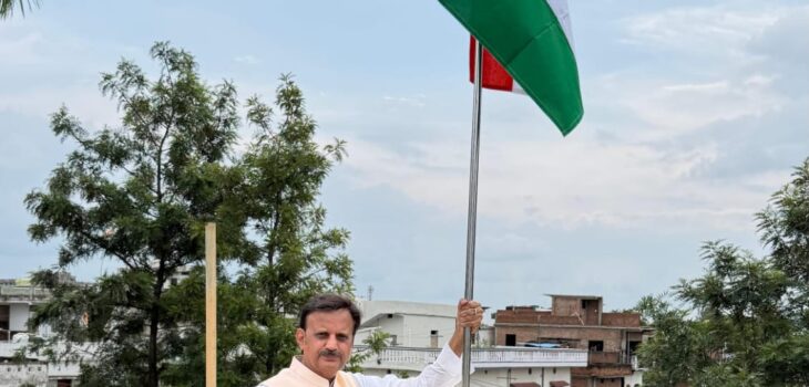 उप मुख्यमंत्री ने हर घर तिरंगा अभियान में अपने घर में फहराया तिरंगा