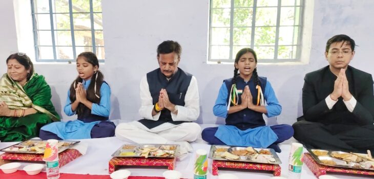 उप मुख्यमंत्री ने विद्यार्थियों के साथ किया विशेष मध्यान्ह भोज