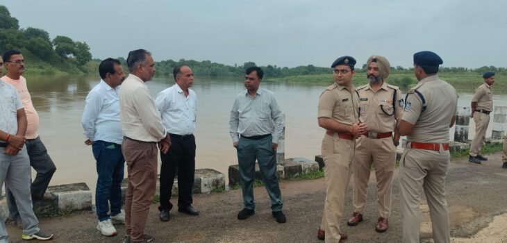 कलेक्टर और पुलिस अधीक्षक ने वर्षा से प्रभावित गांवों का किया दौरा