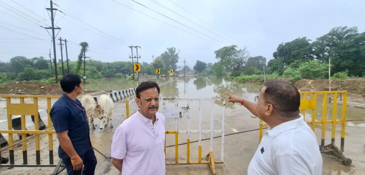 उप मुख्यमंत्री ने जलमग्न क्षेत्रों का दौरा कर स्थिति का लिया जायजा