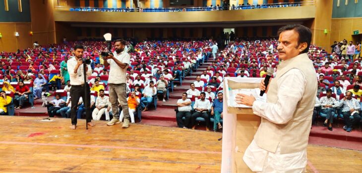 उप मुख्यमंत्री ने अधिकारियों और कर्मचारियों को किया सम्मानित
