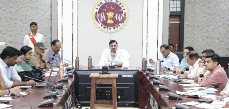 कमिश्नर ने 5 एवं 6 वर्षों से लंबित सीएम हेल्पलाइन के प्रकरणों का निराकरण न करने पर सख्त  नाराजगी जाहिर की