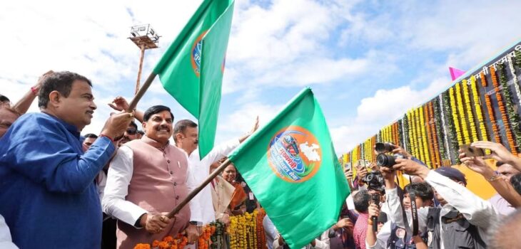 मुख्यमंत्री एवं केंद्रीय परिवहन मंत्री ने भोपाल से प्रदेश की 350 बसों को दिखाई हरी झंडी