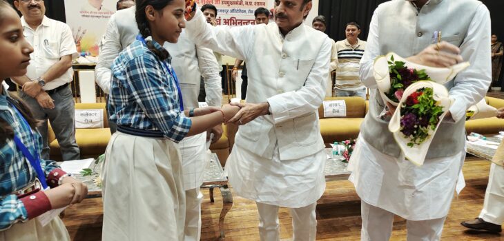 उप मुख्यमंत्री ने विजेता विद्यार्थियों को किया सम्मानित