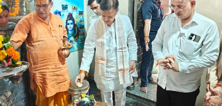उप मुख्यमंत्री ने मनकामेश्वर मंदिर में की पूजा-अर्चना