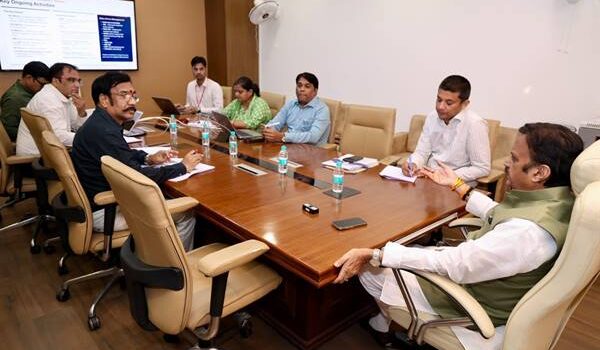 उच्च जोखिम वाली गर्भवती महिलाओं की समय पर स्वास्थ्य संस्थानों में भर्ती करें सुनिश्चित : उप मुख्यमंत्री श्री शुक्ल
