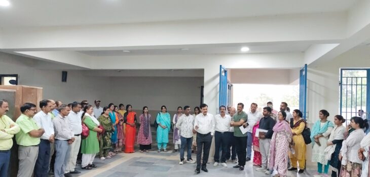 कमिश्नर ने किया रायपुर कर्चुलियान के सीएम राइज स्कूल का आकस्मिक निरीक्षण