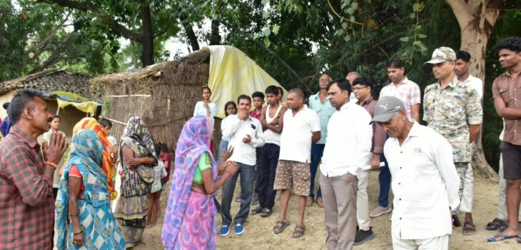 कलेक्टर ने पांच गांवों में स्वामित्व योजना के पट्टों का किया सत्यापन
