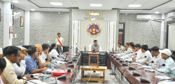 सड़क निर्माण का कार्य निर्धारित तिथि पर पूर्ण न करने वाले ठेकेदारों को ब्लैक लिस्ट कर पेनाल्टी  लगाने की कार्रवाई की जाए – कमिश्नर श्री शीलेंद्र सिंह